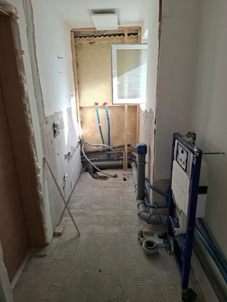 Rohinstallation eines Badezimmers mit Vorwandelement und neuen Leitungen