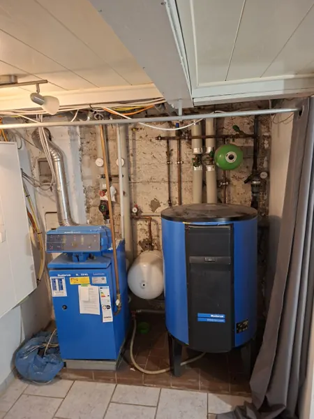 Vorher: alter bodenstehender Gas-Heizkessel mit Warmwasserspeicher