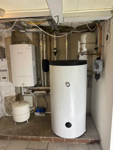 Neue Gas-Brennwerttherme mit Warmwasserspeicher im Heizungskeller
